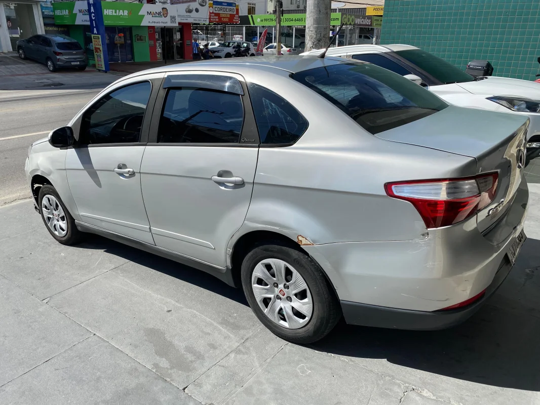 Grand Siena ATTRAC. 1.4 completo manual GNV 2013 - Imagem 3