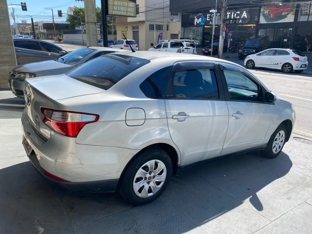 Grand Siena ATTRAC. 1.4 completo manual GNV 2013 - Imagem 5