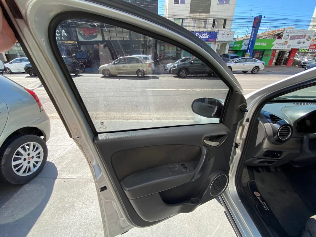 Grand Siena ATTRAC. 1.4 completo manual GNV 2013 - Imagem 13