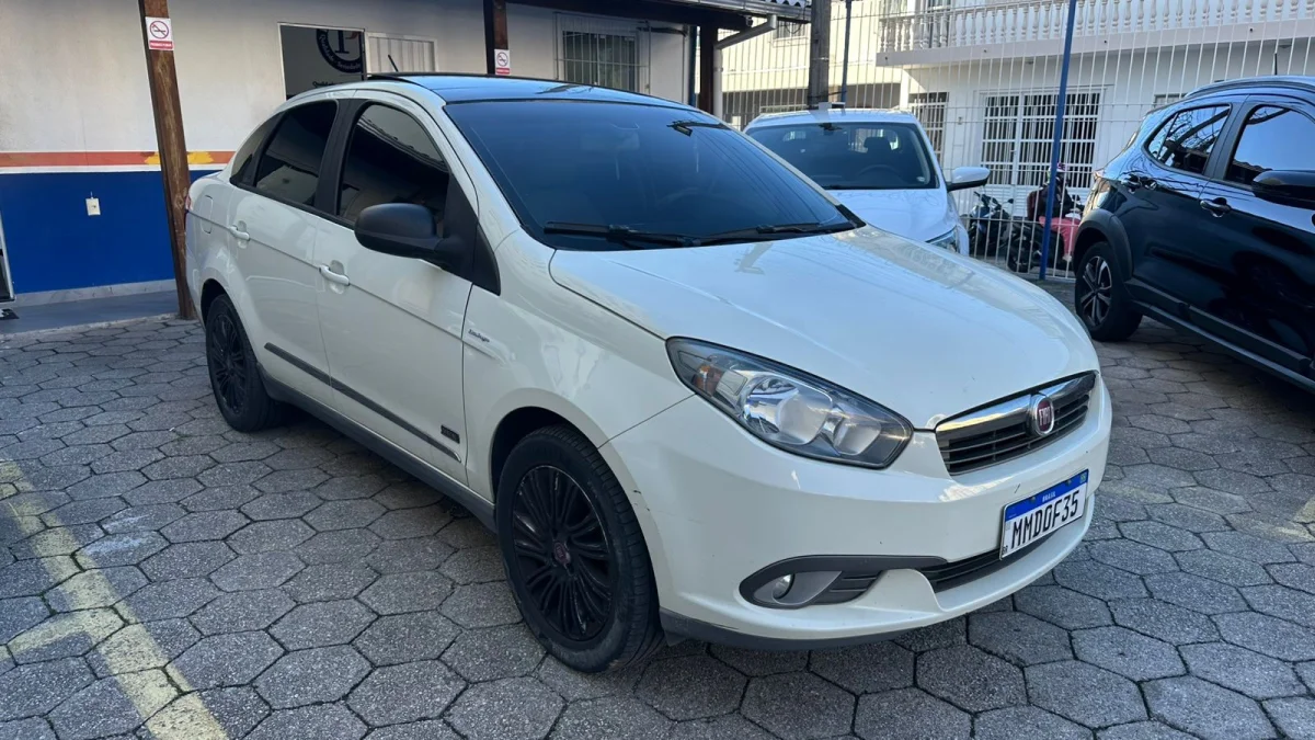 Grand Siena ESSENCE SUBLIME C/TETO Dual. 1.6 Flex 16V 2014