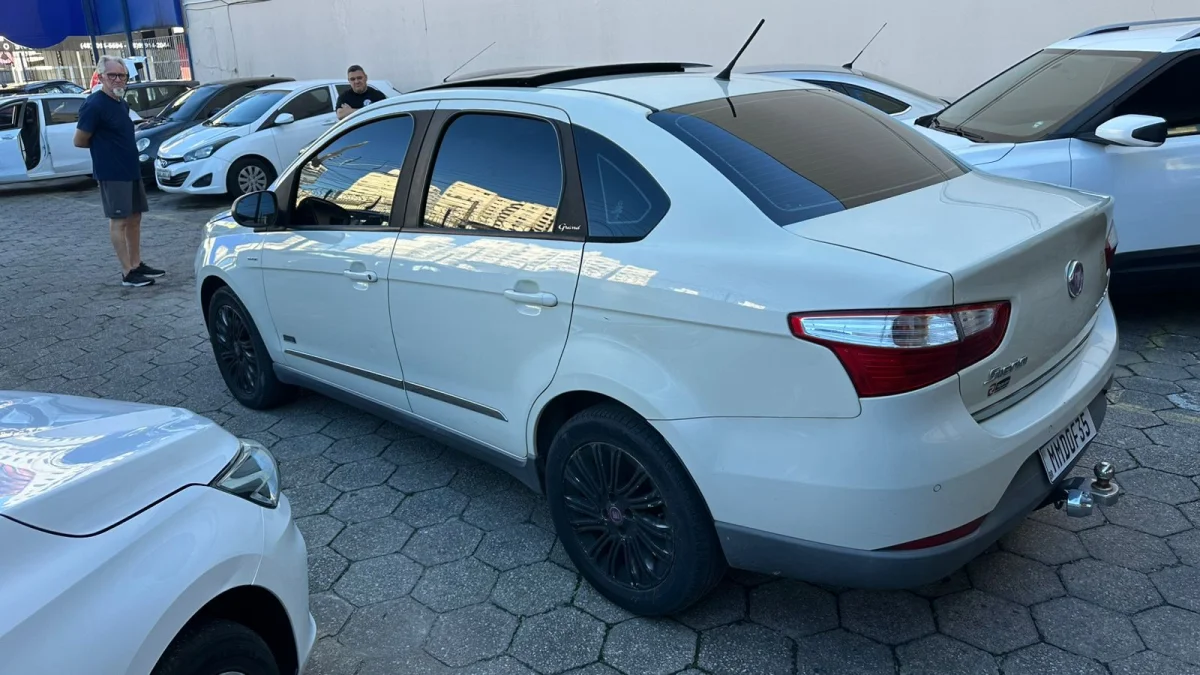 Grand Siena ESSENCE SUBLIME C/TETO Dual. 1.6 Flex 16V 2014 - Imagem 3