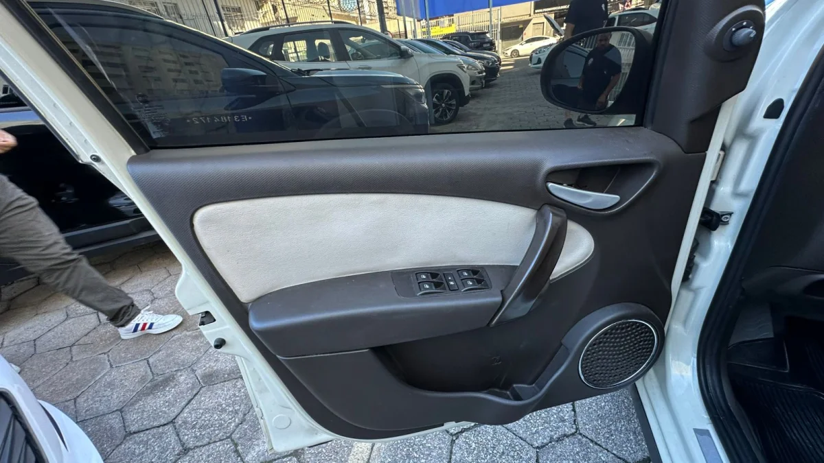 Grand Siena ESSENCE SUBLIME C/TETO Dual. 1.6 Flex 16V 2014 - Imagem 13