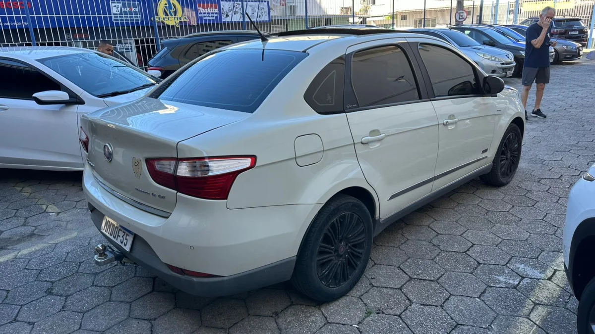 Grand Siena ESSENCE SUBLIME C/TETO Dual. 1.6 Flex 16V 2014 - Imagem 5