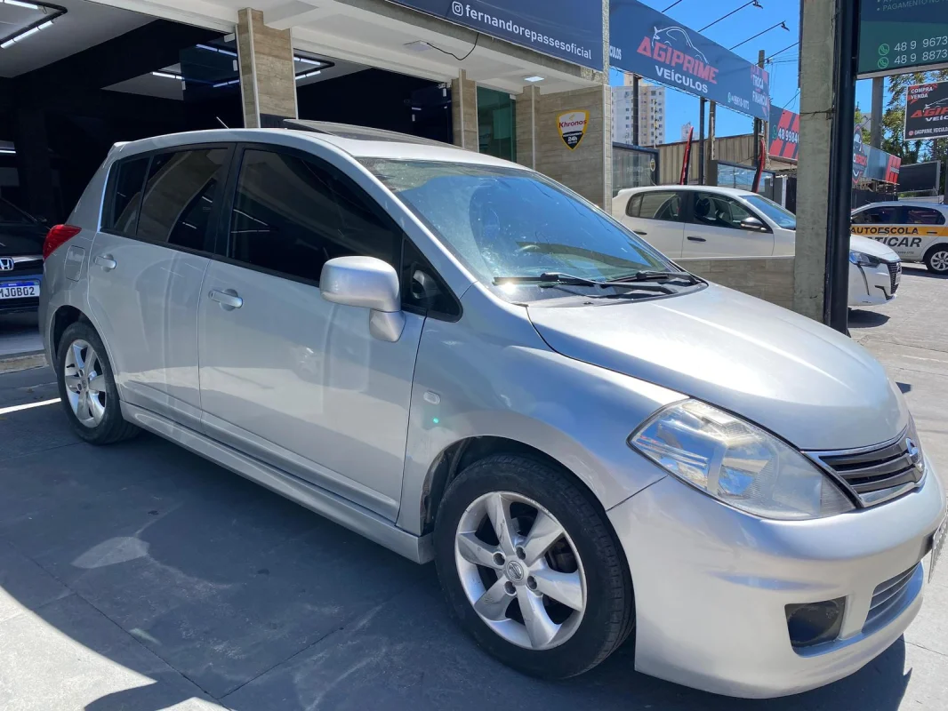 Tiida 1.8 SL completo automático 2012
