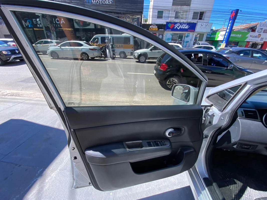 Tiida 1.8 SL completo automático 2012 - Imagem 12