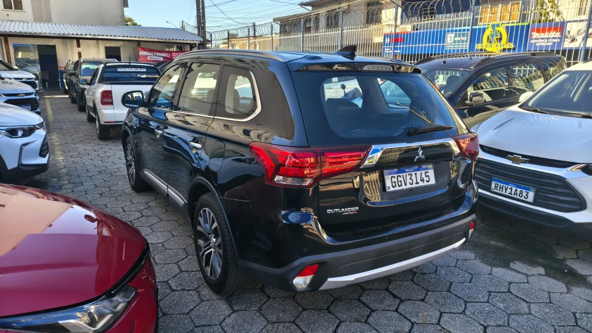 OUTLANDER GT V6 3.0 AUTOMÁTICO 2018  - Imagem 3