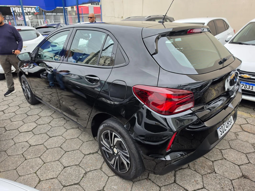 ONIX HATCH LT2 1.0 12V Flex 5p Mecânico 2023 - Imagem 3
