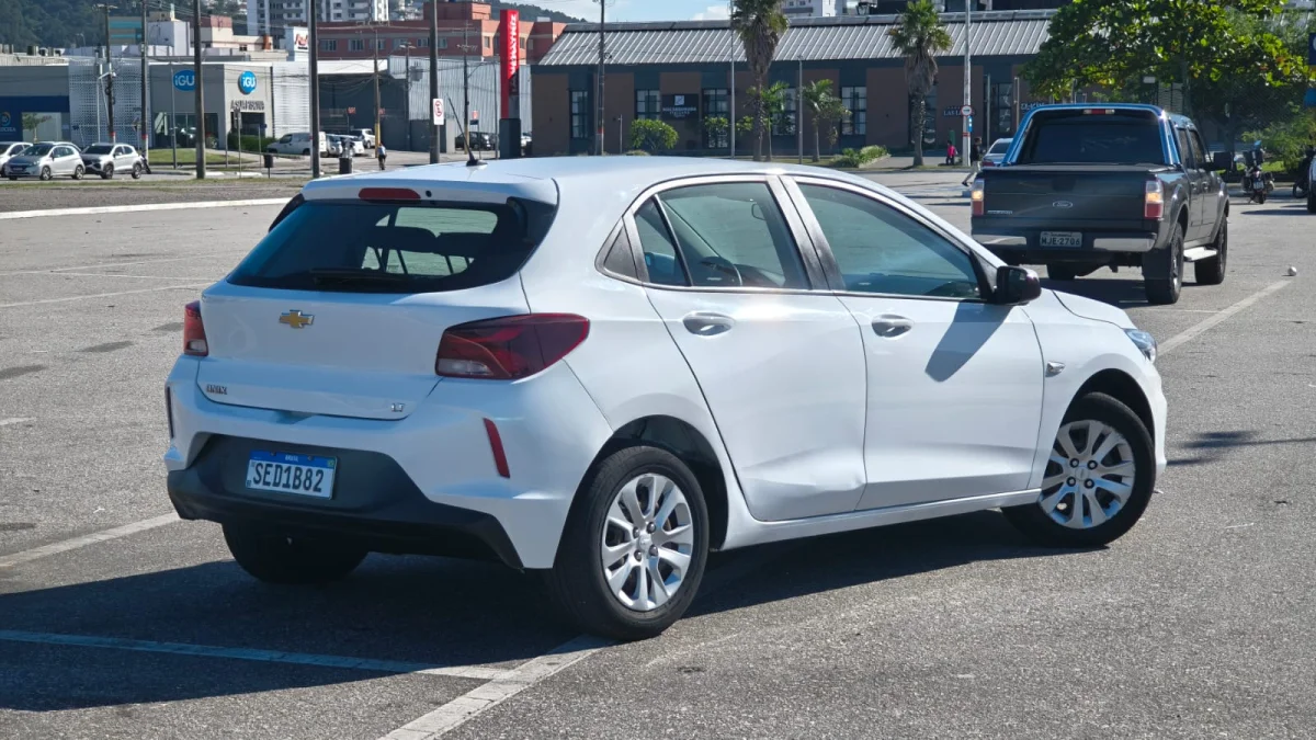 ONIX HATCH LT 1.0 12V Flex 5p Mec. 2023 - Imagem 4