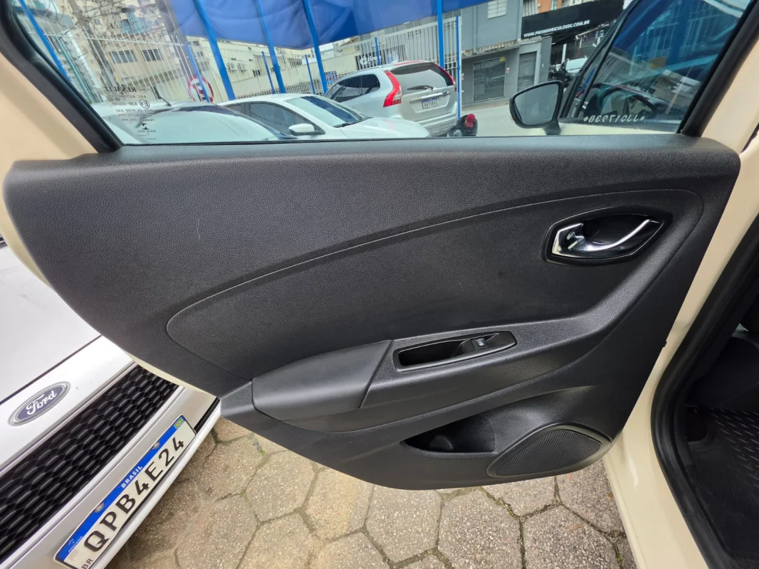 CAPTUR Intense 1.6 16V Flex 5p Automática 2018 - Imagem 14