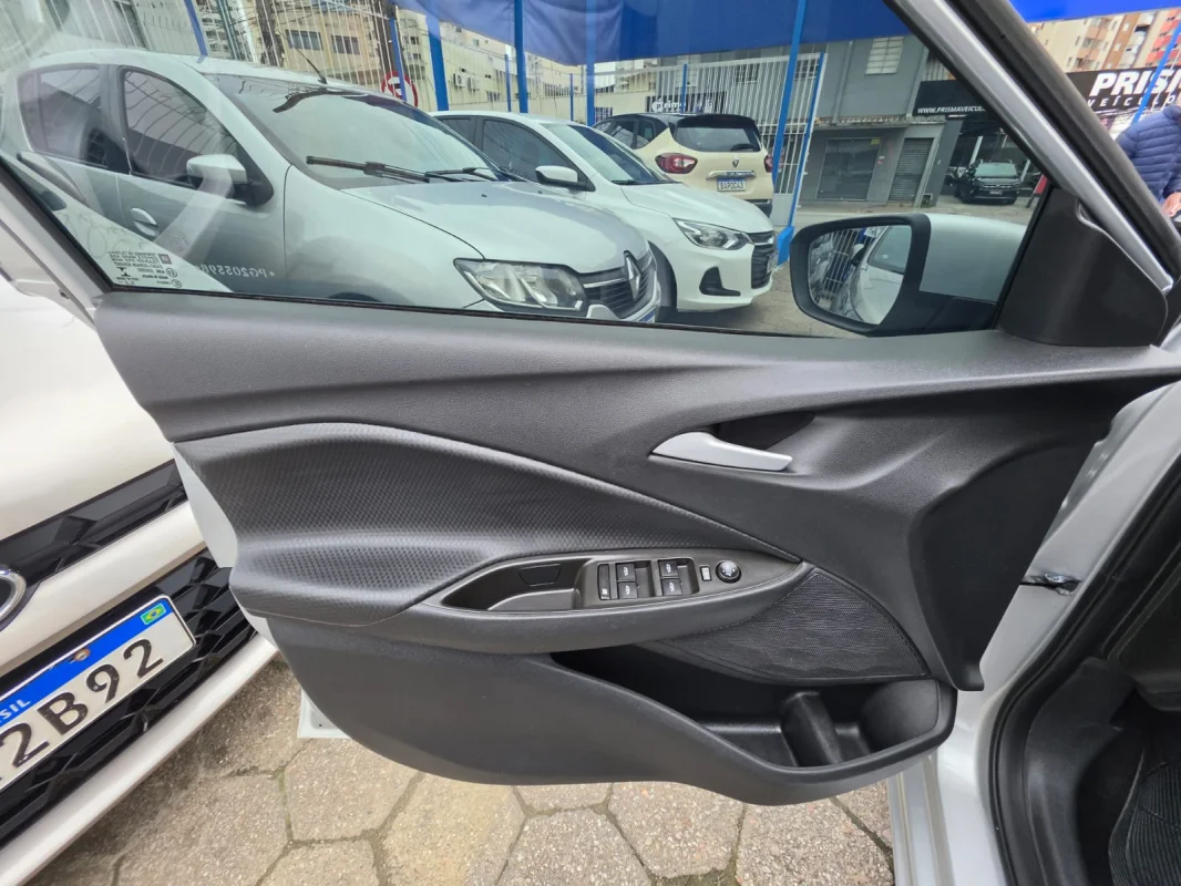 ONIX HATCH LT 1.0 12V Flex 5p Mecânico 2023 - Imagem 13