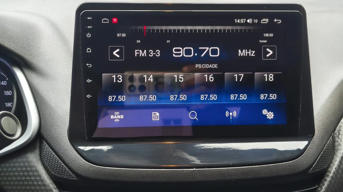 ONIX SEDAN Plus LT1 1.0 12V Flex 4p Mec   2023