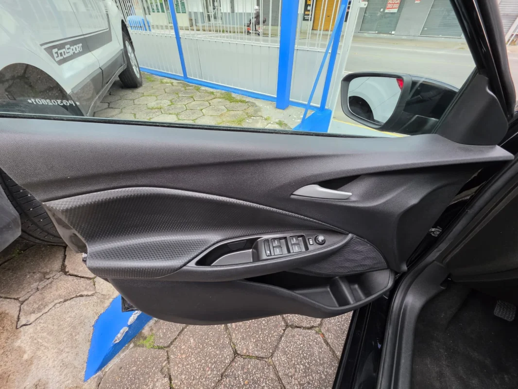 ONIX HATCH LT 1.0 12V Flex 5p Mecânico 2023 - Imagem 12