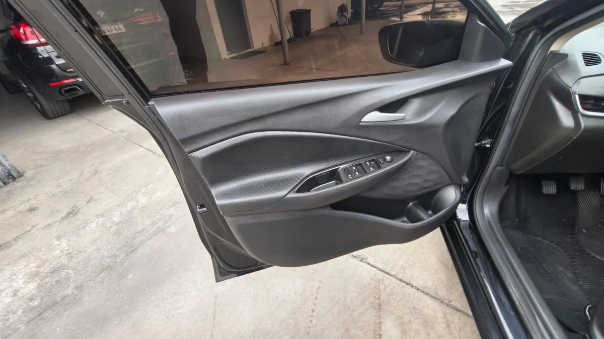 ONIX HATCH LT2 1.0 12V Flex 5p Mecânico 2023 - Imagem 18