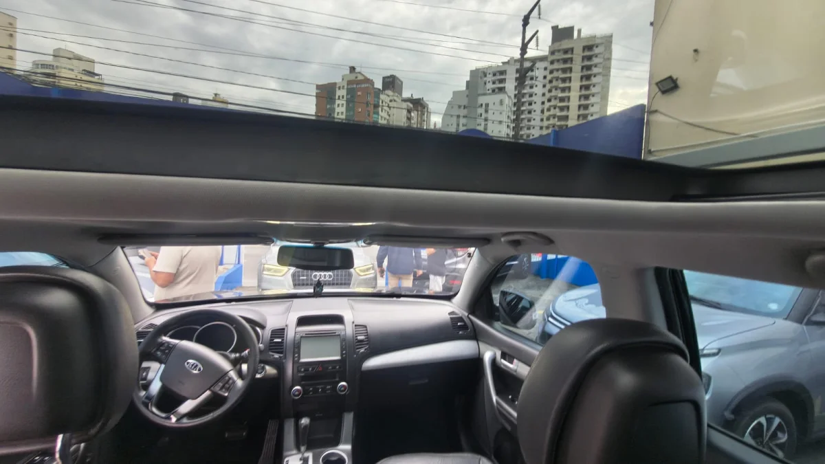 Sorento 2.4 16V 4x2 Aut. com teto solar duplo 7 lugares 2011 - Imagem 7