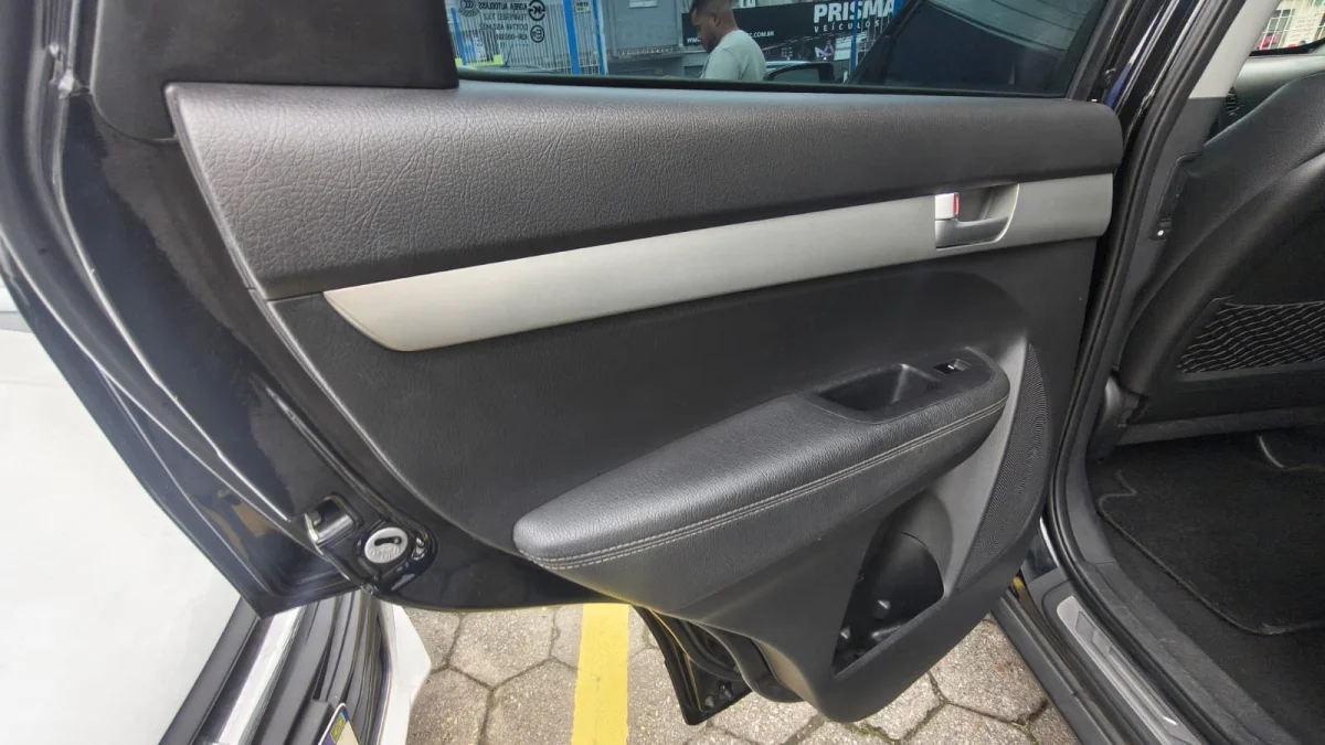 Sorento 2.4 16V 4x2 Aut. com teto solar duplo 7 lugares 2011 - Imagem 14