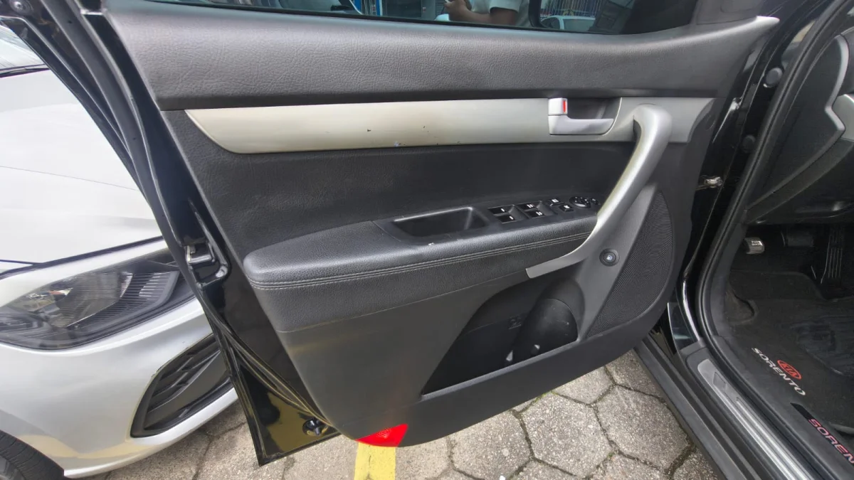 Sorento 2.4 16V 4x2 Aut. com teto solar duplo 7 lugares 2011 - Imagem 16