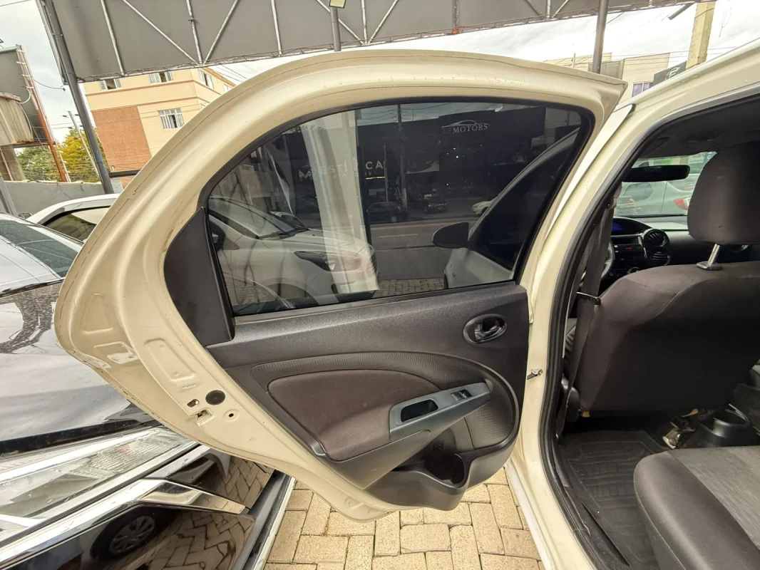Etios X sedan completo manual 2017 - Imagem 9