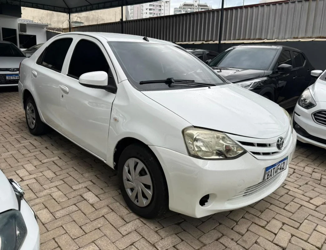 Etios X sedan completo manual 2017