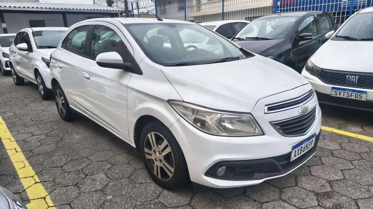 Onix Hatch 1.4 LT… Ano 2013