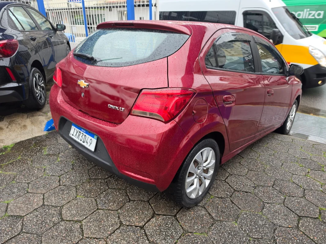 Onix Hatch LT 1.4 Completo Manual 2017 - Imagem 3