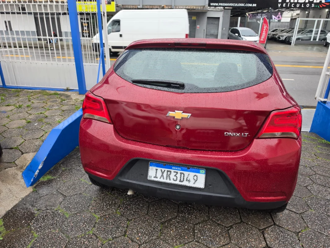 Onix Hatch LT 1.4 Completo Manual 2017 - Imagem 4