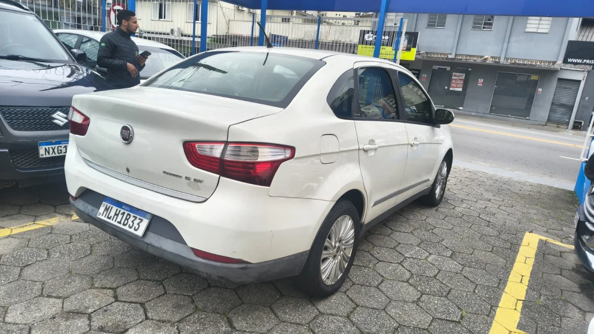 Grand Siena ESSENCE 1.6 Completo MANUAL 2013 - Imagem 5