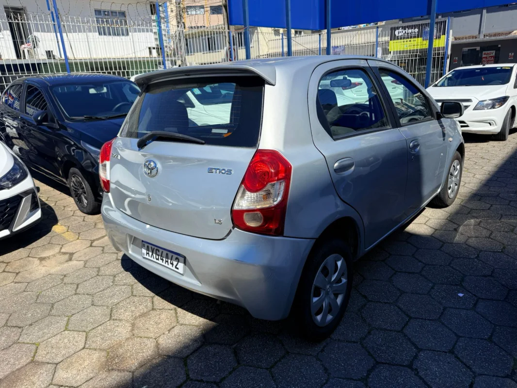 Etios XS 1.3 Completo Manual 2013 - Imagem 6