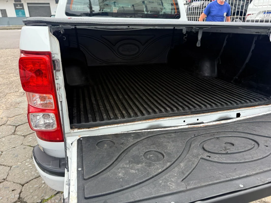 S10 Pick Up LS 2.8 Mec. TDI CD 4x4 Diesel 2023 - Imagem 13