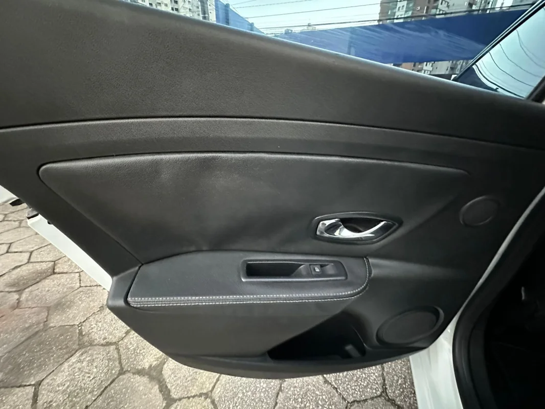 FLUENCE Dynamic Plus 2.0 16V FLEX Automático 2016 com GNV - Imagem 15