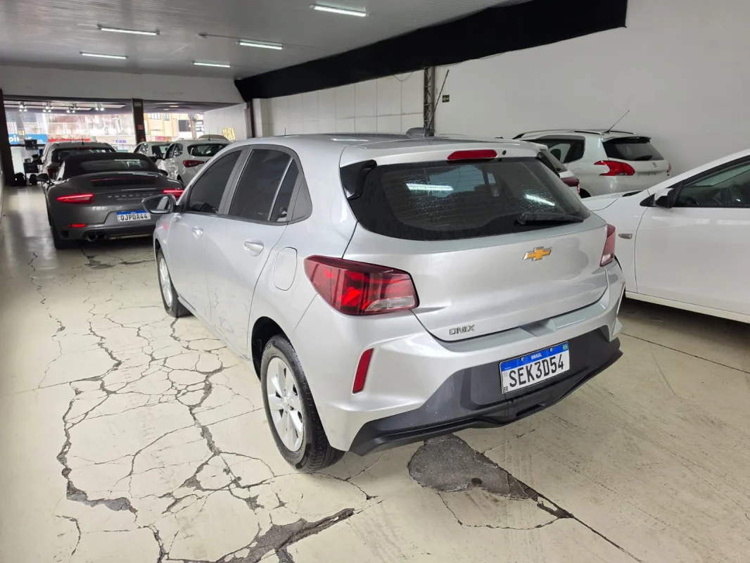ONIX HATCH LT 1.0 12V Flex 5p Mecânico 2023 - Imagem 4