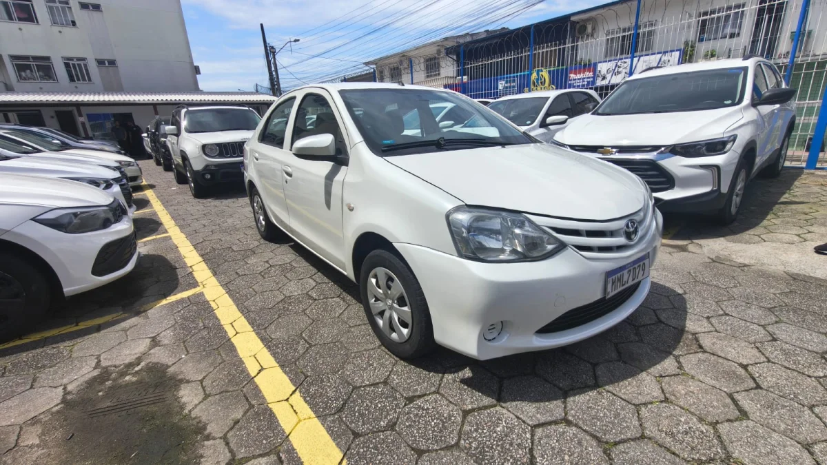 Etios X Sedan 1.5 Completo GNV 2015