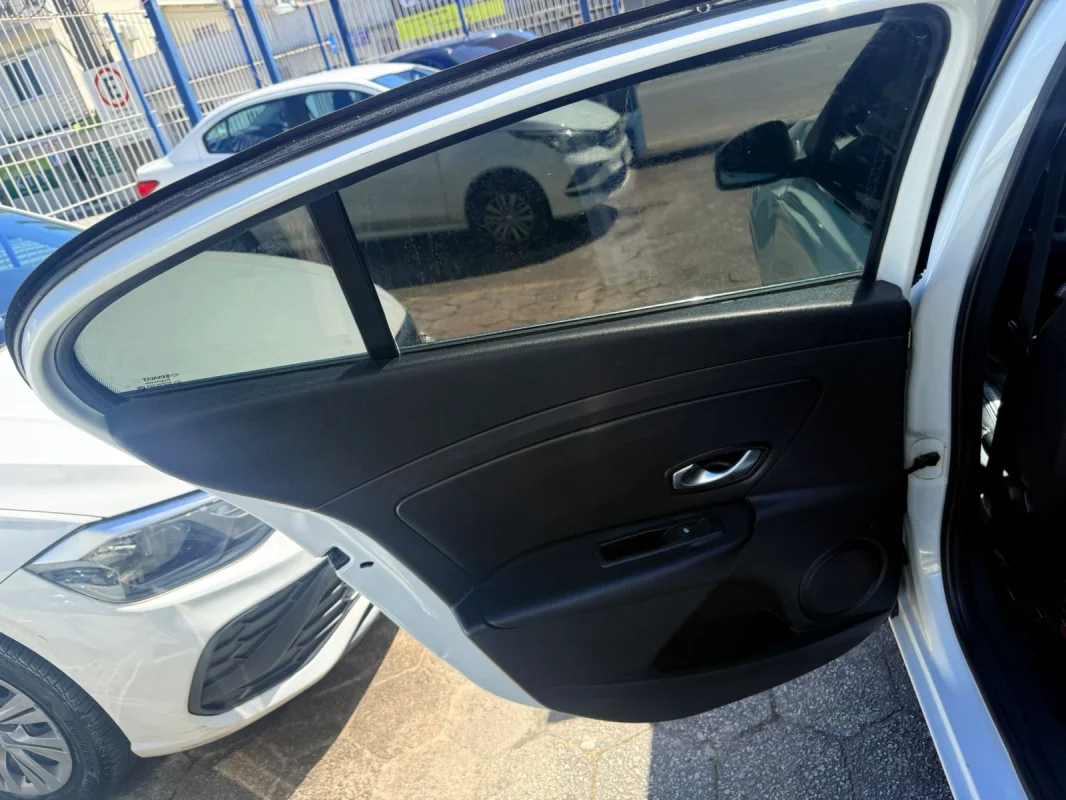 FLUENCE Dynamic 2.0 16V Manual 2012 - Imagem 12