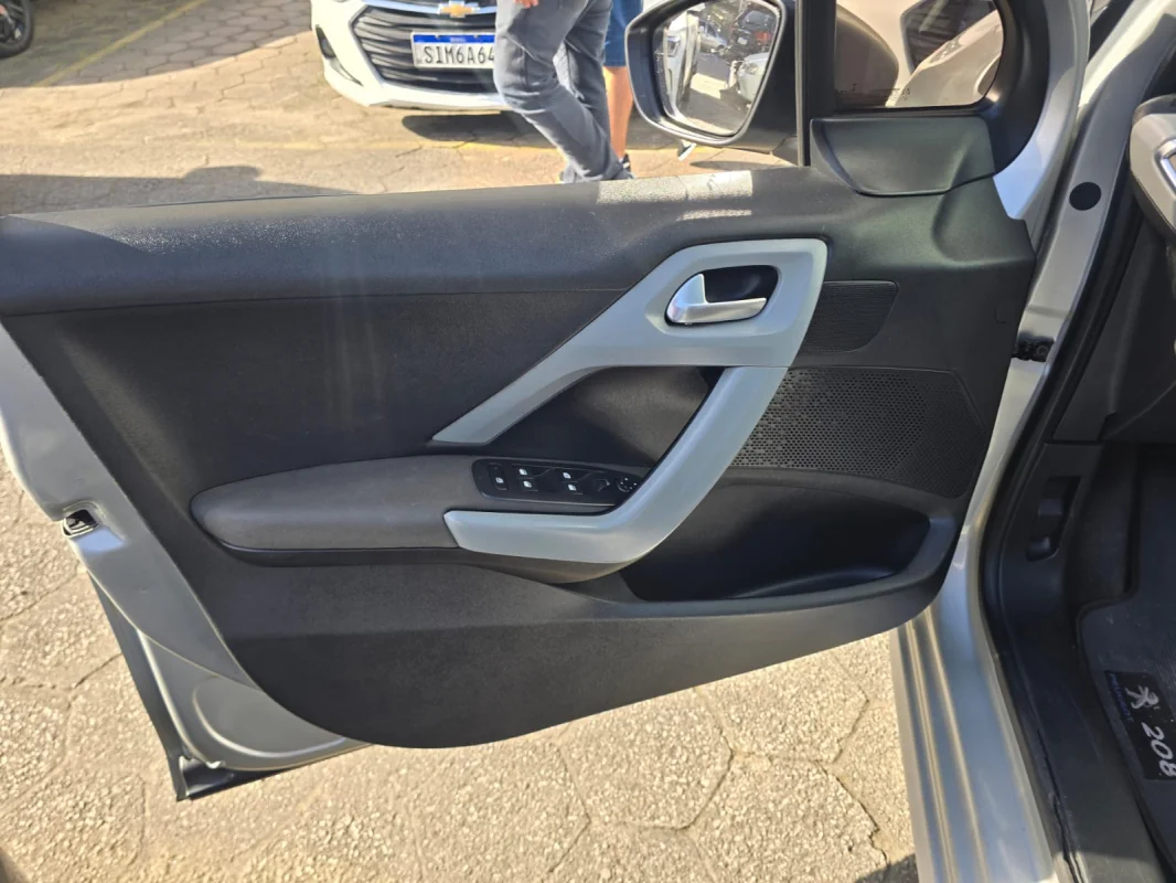 208 Allure 1.6 Aut. com teto panorâmico 2016 - Imagem 14