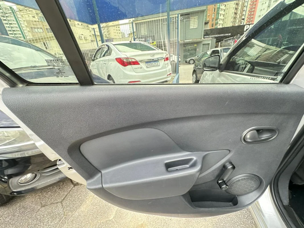 LOGAN Authentique Flex 1.0 12V 4p 2018 - Imagem 11