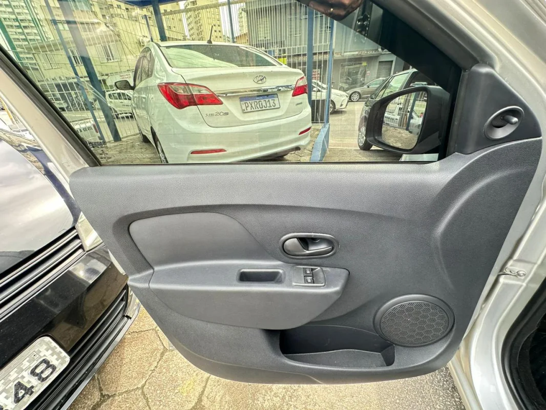 LOGAN Authentique Flex 1.0 12V 4p 2018 - Imagem 13