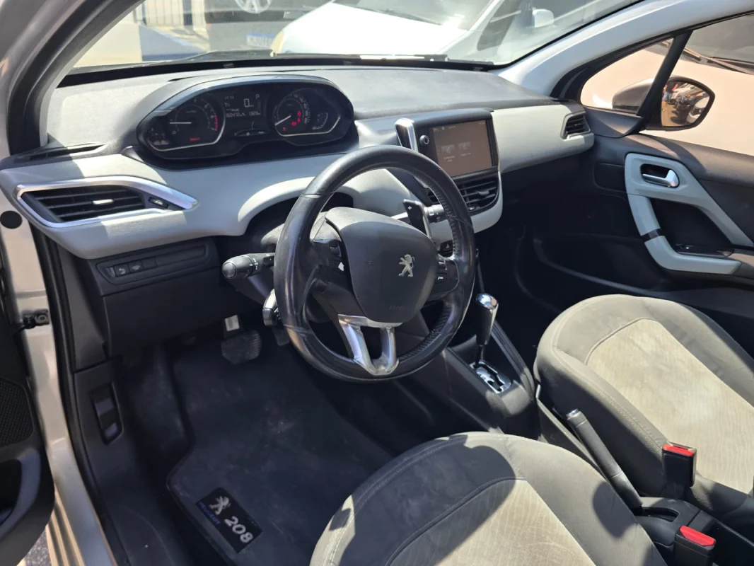 208 Allure 1.6 Aut. com teto panorâmico 2016 - Imagem 11