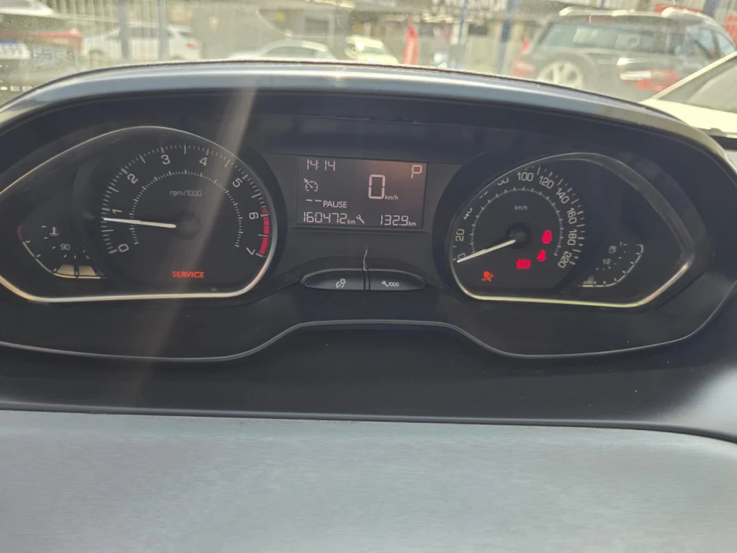 208 Allure 1.6 Aut. com teto panorâmico 2016 - Imagem 9