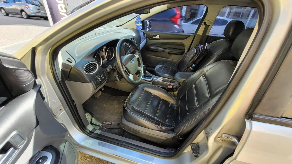 Focus Hatch Ghia 2.0 Completo Automático C/Teto Solar 2009 - Imagem 6