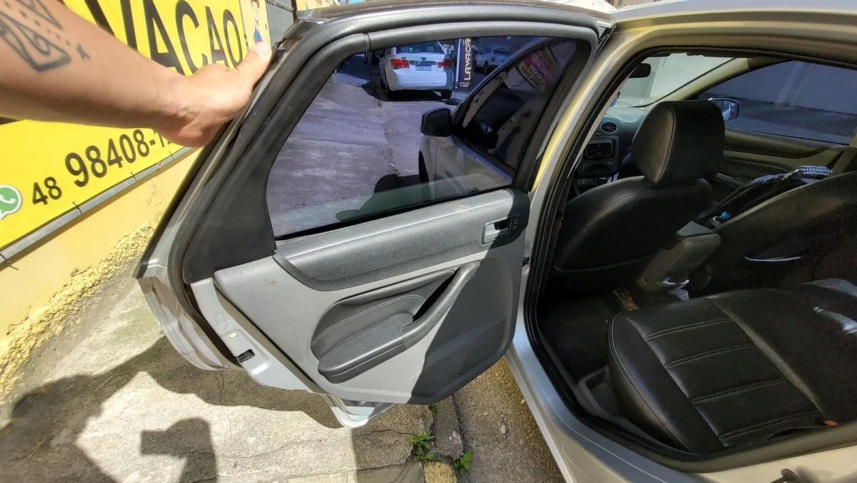 Focus Hatch Ghia 2.0 Completo Automático C/Teto Solar 2009 - Imagem 9