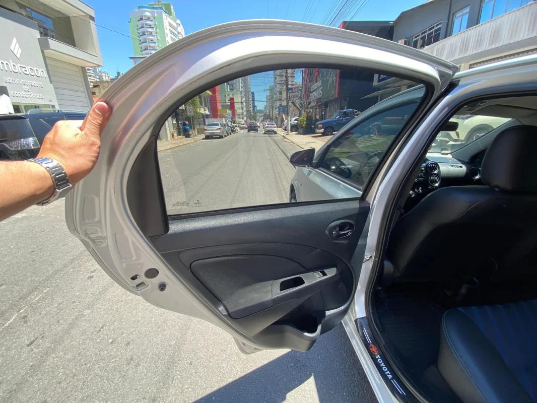 Etios Hatch XS 1.5 completo manual 2015 - Imagem 11