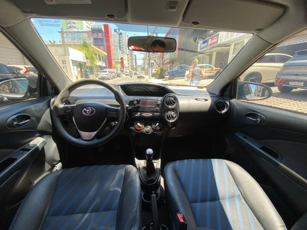 Etios Hatch XS 1.5 completo manual 2015 - Imagem 7