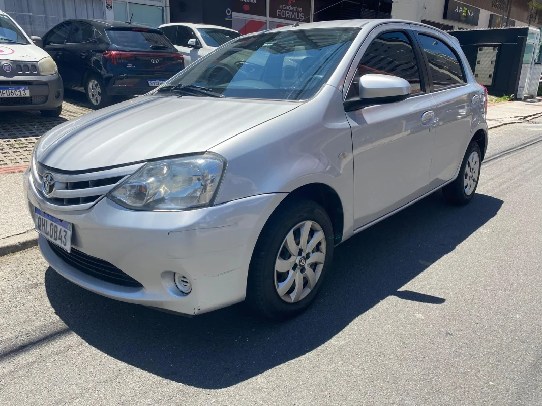 Etios Hatch XS 1.5 completo manual 2015 - Imagem 4