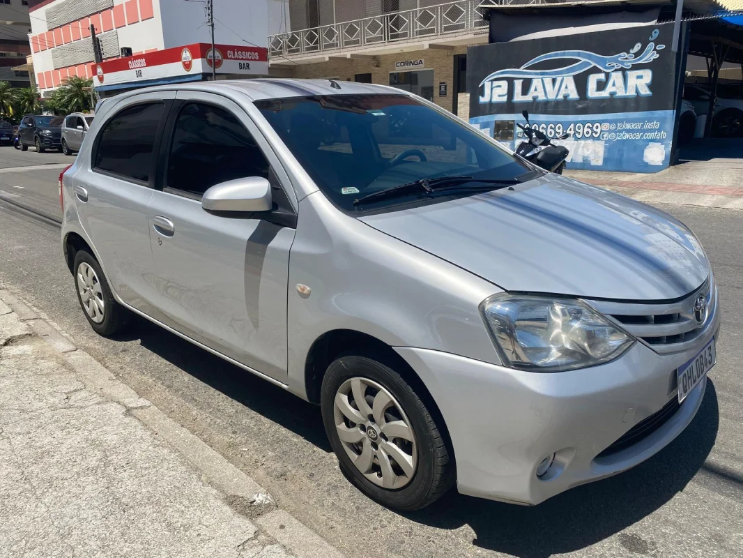 Etios Hatch XS 1.5 completo manual 2015