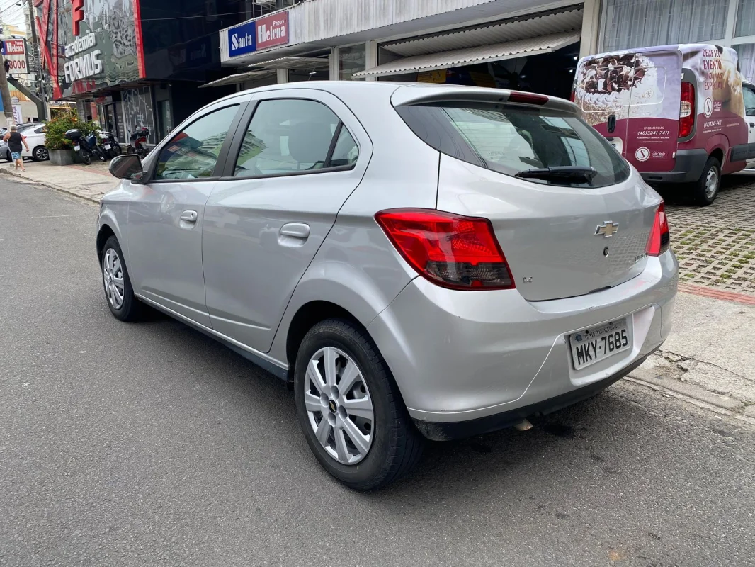 Onix LT 1.4 completo manual 2014 - Imagem 2