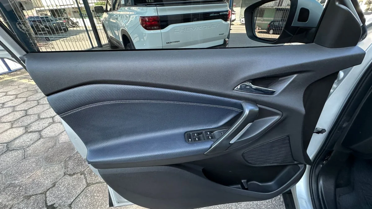 TRACKER Premier 1.2 Turbo 12V Flex Automática com TETO 2023 - Imagem 16