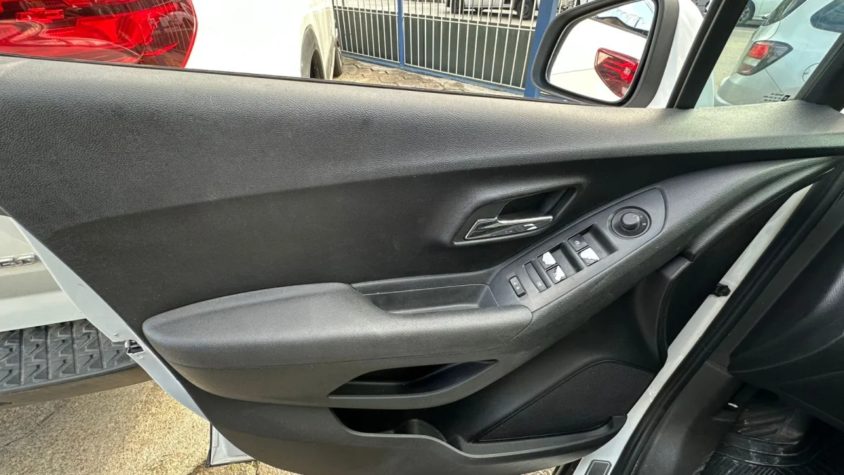 TRACKER LTZ 1.8 16V Flex 4x2 Automática 2015 - Imagem 13