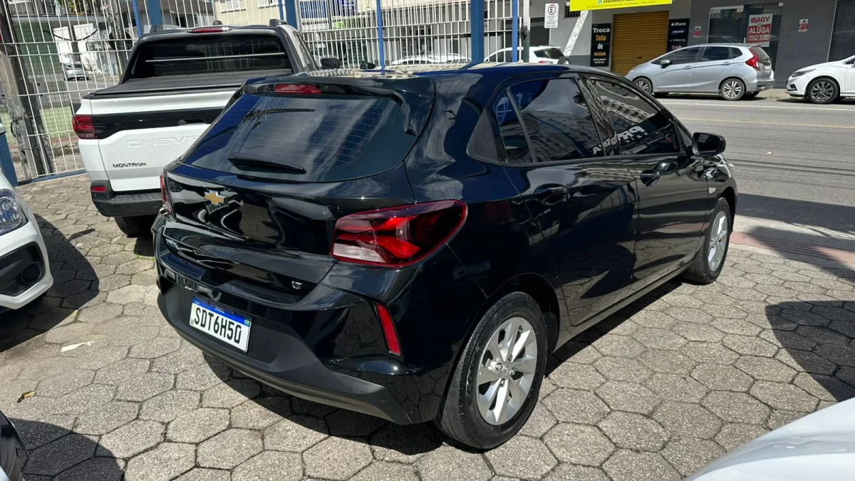 ONIX HATCH LT 1.0 12V Flex 5p Mecânico 2023 - Imagem 3