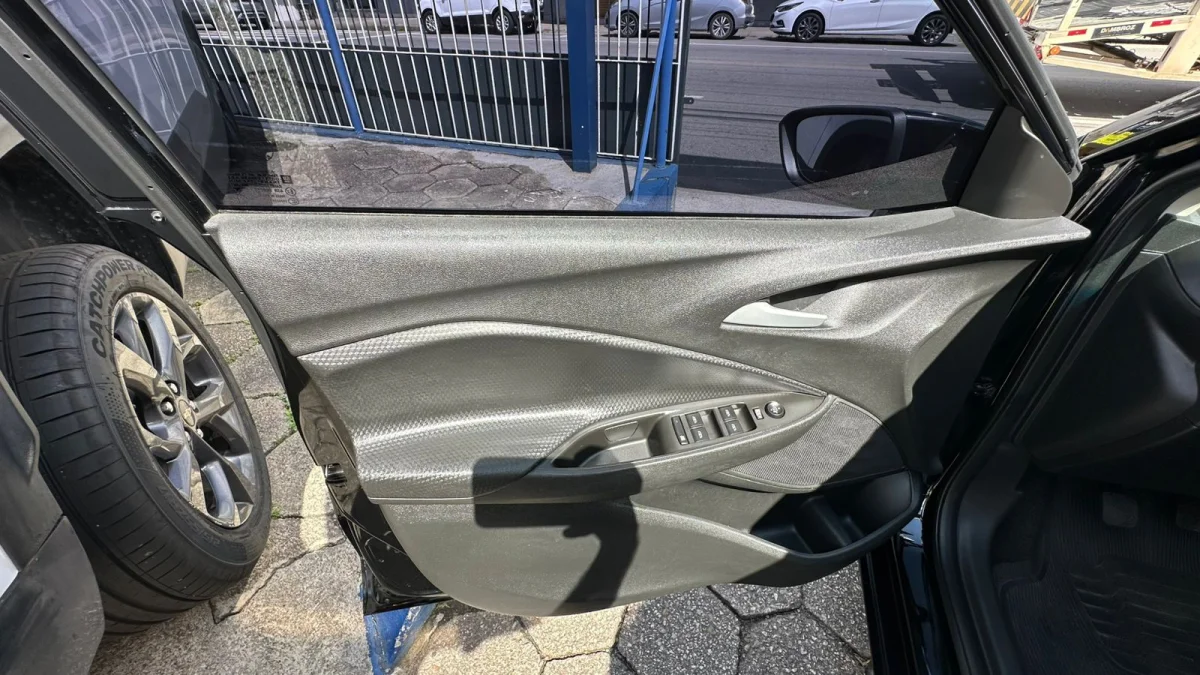 ONIX HATCH LT 1.0 12V Flex 5p Mecânico 2023 - Imagem 12